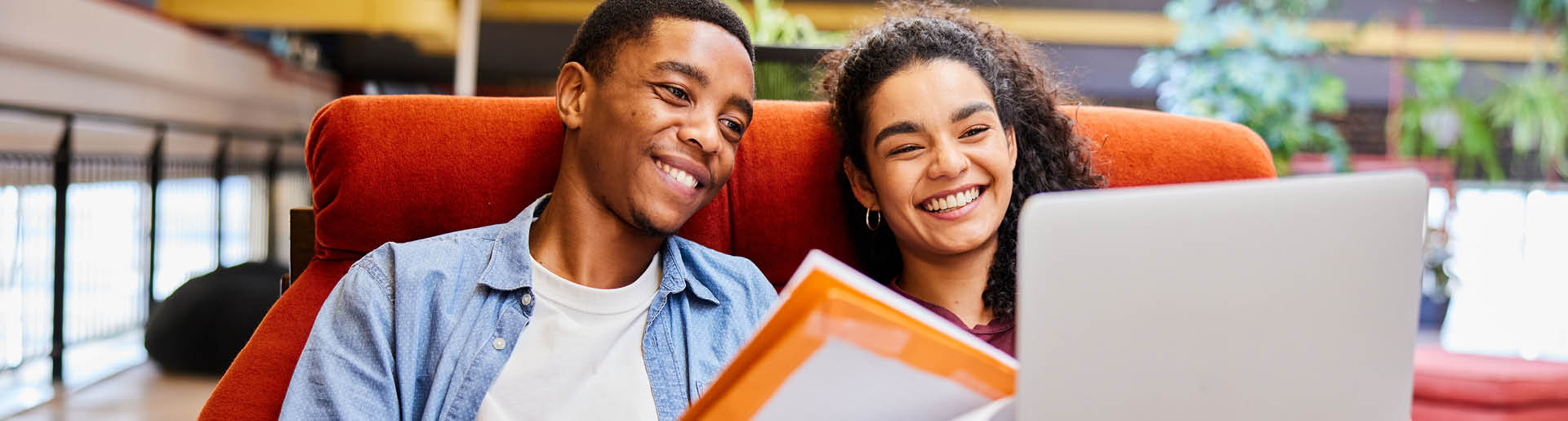 student-in-library_1920x515