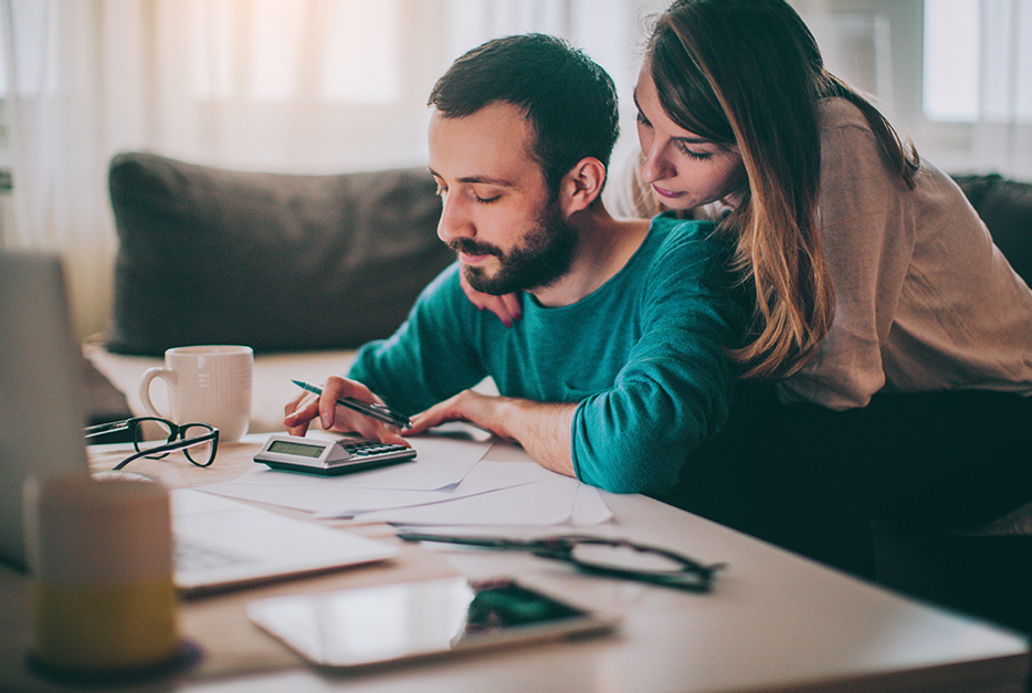 Couple sitting together and budgeting